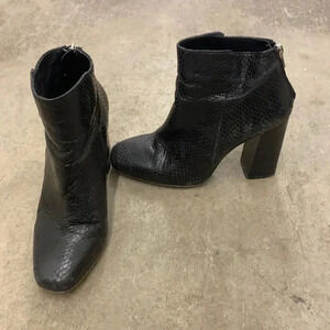 L’intervalle  leather snaketexture booties